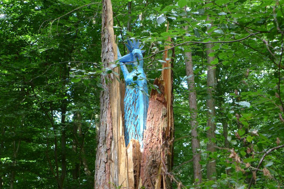 Werke von Doris Bardong (Ästeskulpturen) , Usch Quednau (Waldkönigin blau), Christiane Steitz (Mikado) im Goldsteintal Wiesbaden.