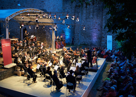 Sinfonieorchester Rhein-Main beim Konzert im Burggarten Sonnenberg