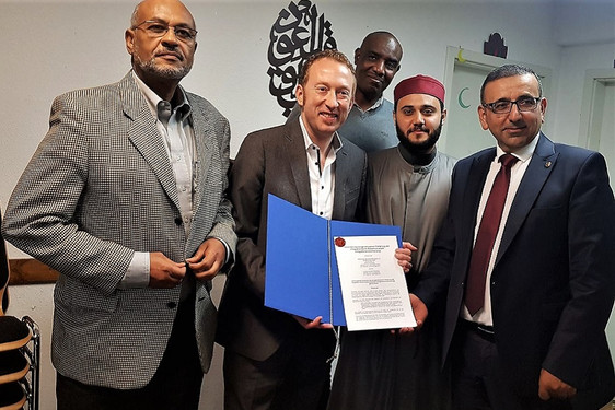Mit der Ahmadiyya Muslim Jamaat und der Islamischen Gemeinde - Ost Westlicher Diwan haben jetzt 11 Gemeinden die Wiesbadener  Integrationsvereinbarung unterzeichnet.