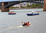 Feuerwehr rettet männliche Person aus dem Rhein