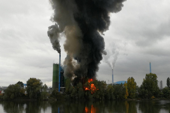 Gebäude der Abluftreinigungsanlage des Industrieparks Kalle-Albert auf der Rheininsel Petersaue brennt.
