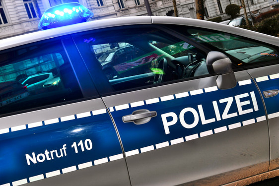 Erwischte Ladendiebin in Wiesbaden flüchtet. Ein Ladendetektiv, ein Angestellter und ein Kunde verfolgten die Täterin und stellen sie in Hauptbahnhof. Plötzlich schlug die Frau zu.