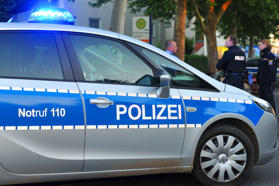 Tatverdächtige nach Bedrohung mit Messer durch die Polizei am Sonntagabend in Wiesbaden festgenommen.