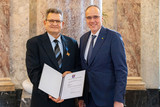 Staatsminister Peter Beuth überreicht Harald Müller den hessischen Verdienstorden
