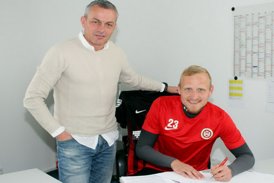 Unterschrift unter den neuen Vertrag: Alf Mintzel (rechts) mit Sportdirektor Christian Hock.