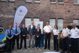 Im August wurde das 1. Polizeirevier in Wiesbaden mit zusätzlichen Polizeibeamtinnen und Polizeibeamten personell verstärkt, sodass nicht wie zuvor vier, sondern nun fünf Streifen rund um die Uhr für die Bürgerinnen und Bürger in der Innenstadt unterwegs sind.