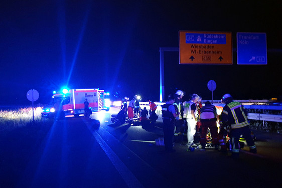 Horror Unfall auf der B455 bei Wiesbaden-Erbenheim. Auto erfasst Rolle mit zwei Personen. Eine Frau wird dabei tödlich verletzt. Rettungskräfte kämpften noch um ihr Leben. Der Mann kommt mit schwersten Verletzungen in ein Krankenhaus.