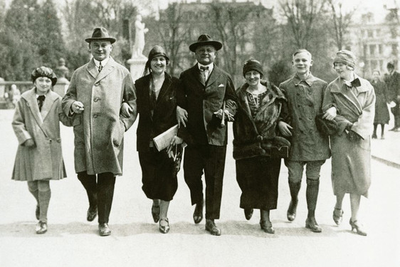 Alexej von Jawlensky inmitten seiner Freunde, von links nach rechts: Paula Cholin, Max Reuter, Tony Kirchhoff, Alexej von Jawlensky, Tiny Reuter, Fritz Reuter, Mieze Kirchhoff. Parkanlage Warmer Damm, 1924.