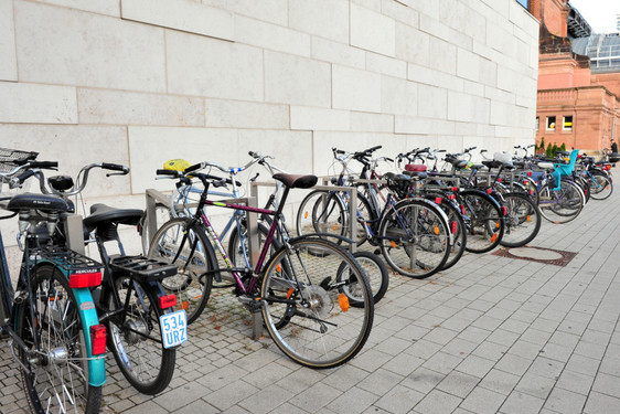 750 neue Fahrradabstellplätze an Schulen und weiteren öffentlichen Einrichtungen in Wiesbaden.
