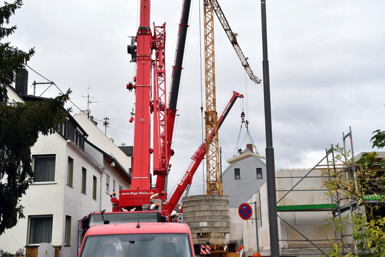 Ein über 20 Meter hoher Kran krachte am Freitagmorgen, 15. Oktober, auf das Dach eines Mehrfamilienhauses in Wiesbaden-Erbenheim.