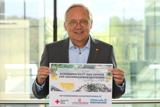 Ralf Schodlok, Vorstandsvorsitzender der ESWE Versorgungs AG, startet die Spendenaktion "Wiesbaden hilft den Opfern der Hochwasserkatastrophe".
