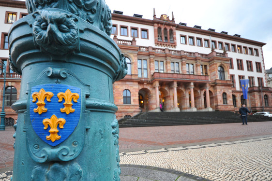 Stadt Wiesbaden ermöglicht Stundung von Gewerbesteuer und Gewerbemieten in der harten Corona-Krisen-Zeit.