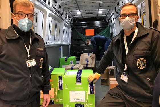 Erster Corona-Impfstoff am 2. Weihnachtsfeiertag in Wiesbaden eingetroffen. Andreas Kleber Leiter Berufsfeuerwehr und Marc Dieroff Ärztlicher Leiter in der hessischen Landeshauptstadt nehmen die Pakete (Impfdosen) in Empfang.