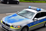 Rücksichtsloser Hochzeitskorso am Samstagnachmittag auf der A66 zwischen Frankfurt und Wallau. Die Polizei stoppt die hochwertigen Fahrzeuge.  Zeugen und Geschädigte gesucht.