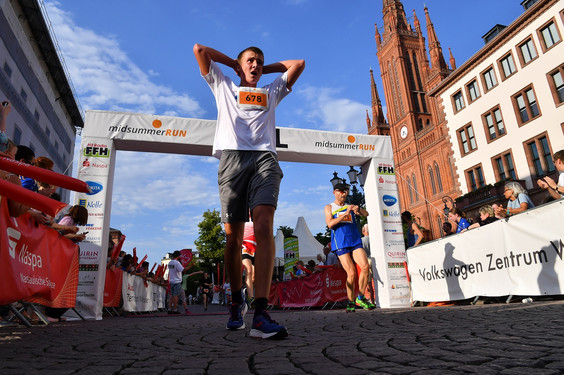 1.200 Teilnehmer beim zweiten Midsummer Run durch Wiesbaden
