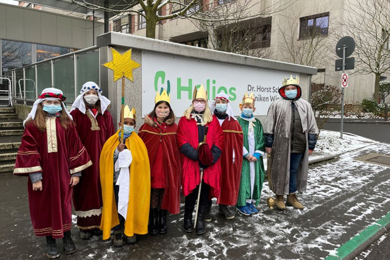 Acht Jungen und Mädchen der Gemeinde St. Peter und Paul statteten am Dreikönigstag den Helios Horst-Schmitt-Kliniken als Sternsinger:innen einen Besuch ab