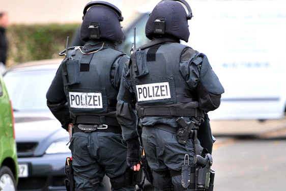 Polizeieinsatz am Montag in Wiesbaden-Dotzheim, nach dem eine Frau tot in ihrem Haus gefunden wurde. Das SEK stürmte das Gebäude und fand darin auch ihren toten Ehemann.