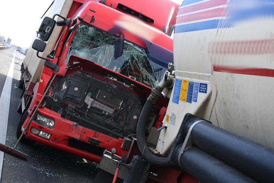 Glück im Unglück hatte der Fahrer eines Lkw, der auf der A3 Richtung Köln einen Auffahrunfall verursachte.
