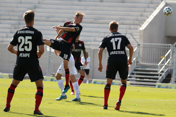 SV Wehen Wiesbaden beim ersten Auswärtsspiel bei Viktoria Köln