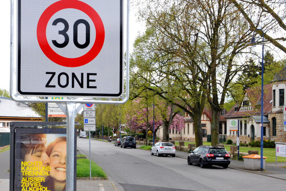 Die geforderten Geschwindigkeitsbegrenzungen für Wiesbadens Innenstadtstraßen werden weiterverfolgt.