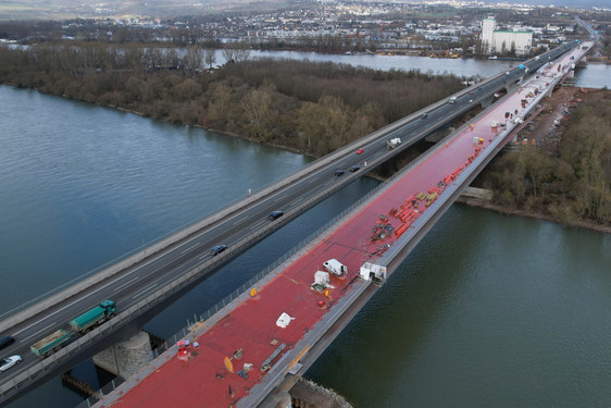 Schiersteiner Brücke: Die Bauarbeiten sind Mitte August abgeschlossen. Der Verkehr wird am 13. August 2023 auf sechs Spuren zwischen Wiesbaden und Mainz freigegeben.