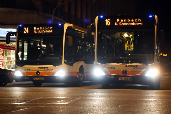 Nachtbusse folgen der Sommerzeit in Wiesbaden.