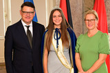 Ministerpräsident Boris Rhein mit seiner Frau Tanja Raab-Rhein und die Breckenheimer Ländcheskönigin Madeleine, Madeleine Wottke.