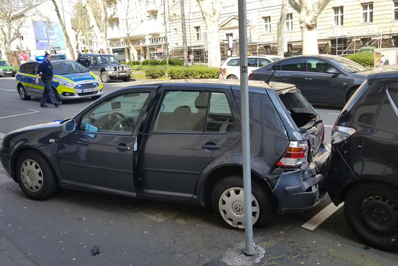 Ein Fahrstreifenwechsel führte am Dienstagvormittag in der Wiesbadener Innenstadt zu einem UNfall mit vier Autos und einem Verletzten. Rettungskräfte im Einsatz.