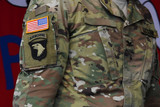 Um Zeit zu sparen, dürfen Soldat:innen der U.S. Army zukünftig auch außerhalb von militärischen Einrichtungen Uniform tragen. Das beschloss die U.S. Army Garnison Wiesbaden.