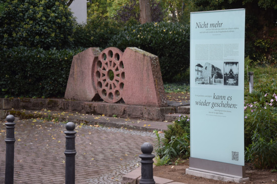 Der Gedenkstein und die neu errichtete Stele am ehemaligen Standort der Schiersteiner Synagoge.
