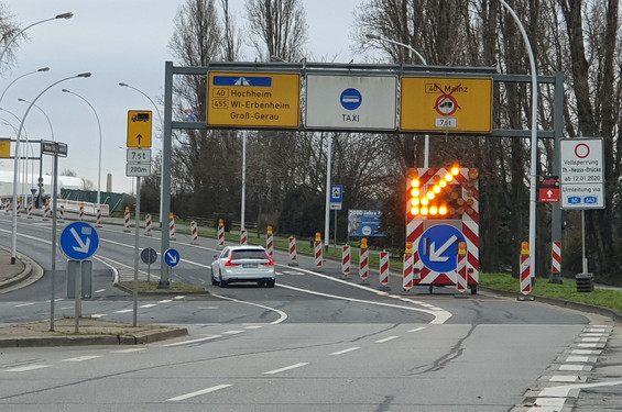 Schranken dicht: Die Theodor-Heuss-Brücke ist für Autoverkehr gesperrt.