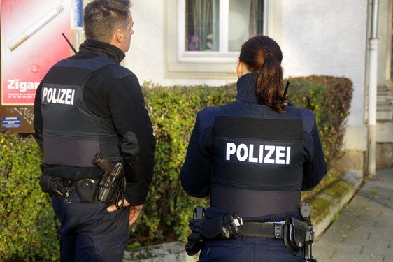 "Gemeinsam sicheres Wiesbaden"- Kontrollen innerhalb der Waffenverbotszone durch Polizisten.