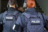 Die Polizei hat in den vergangenen Tagen nach einer Einbruchsserie in Wiesbaden, rund um eine Gruppierung junger Personen, fünf Tatverdächtige festgenommen. Diese sitzen derzeit in Untersuchungshaft. Am Mittwoch fand eine großangelegte Durchsuchungsaktion  in vier Wohnungen in Wiesbaden statt.