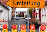 Vollsperrung der Rathausstraße im Wiesbadener Stadtteil Kastel wegen der Verlegung von neuen Stromleitungen.