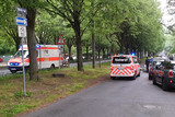 Fahrradfahrer gestürzt auf der Biebricher Allee in Wiesbaden. Rettungskräfte versorgen den schwer Verletzten.