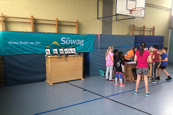 Kinder sind beim Ortsentscheid in Wallau mit Spaß beim Turnier