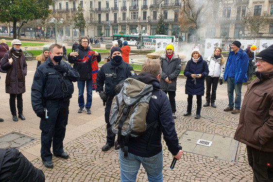 Proteste gegen die Pandemie-Politik: In Wiesbaden haben sich rund 100 sogenannte Querdenker zu einer Demonstration auf dem Kranzplatz zusammengefunden. Da sich die Teilnehmer nicht an die Auflagen hielten, löste die Polizei die Versammlung auf.