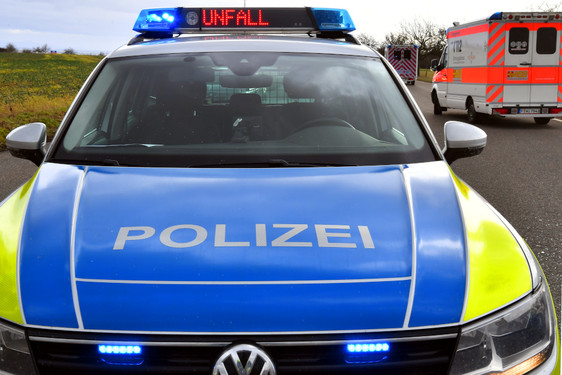 Taxi kippt nach Unfall in der Nacht zum Samstag in Wiesbaden um. Zwei Personen wurden dabei verletzt. Polizei und Rettungssanitäter waren im Einsatz.