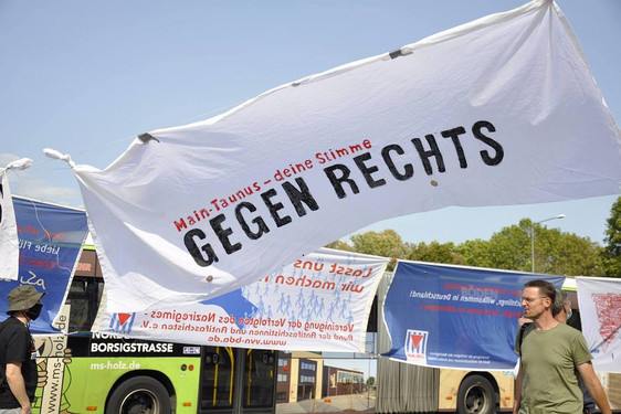 Demonstrationen: Protest gegen Corona-Maßnahmen mit Gegenveranstaltung in in den Reisinger-Anlagen und dem Bahnhofvorplatz in Wiesbaden am Samstag, 12. September 2020