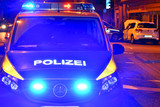 Am späten Donnerstagabend ist ein Autofahrer an einer roten Ampel im Rheingauviertel in Wiesbaden auf einen Motorradfahrer aufgefahren und hat diesen verletzt.