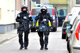 Polizeieinsatz nach Hinweis auf Schusswaffe in einer Wohnung in Wiesbaden-Biebrich. Beamten nehmen eine 16-Jährige die flüchten wollte fest.