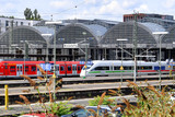 Die Arbeiten an der gesprengten  Salzbachtalbrücke in Wiesbaden kommen voran. Laut Deutsche Bahn Personenverkehr können ab dem 22. Dezember wieder Züge und S-Bahnen in den Wiesbadener Hauptbahnhof fahren.