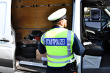 Zahlreiche Mängel und zwei Festnahmen bei Fahrzeugkontrolle zu Ladungssicherheit der Stadtpolizei Wiesbaden am Mittwoch.
