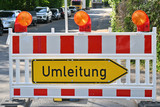 Anhaltende Vollsperrung der Walter-Hallstein-Straße in Wiesbaden wegen Störung am Fernwärmenetz.