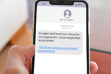Die Polizei in Wiesbaden warnt: Bitte niemals aufgrund eines Telefonats, einer Textnachricht oder einer Mail eine Überweisung zu tätigen oder Geld an unbekannte Personen zu übergeben.