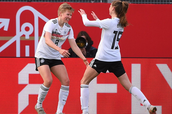 Deutschen Frauen-Nationalmannschaft holt einen weiteren Sieg im Länderspiel gegen Norwegen in Wiesbaden