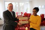 Ralf Schodlok (Vorstandsvorsitzender der ESWE Versorgungs AG) und Senait Kidane (Caritas Jugendhilfe) bei der Geschenkübergabe im letzten Jahr.