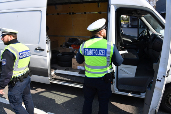 Polizei und mehrere Behörden kontrollierten Lkw und Transporter in Wiesbaden. Rund zwei von drei Fahrzeugen mit Verstößen – Transporter mit 34 Mängeln