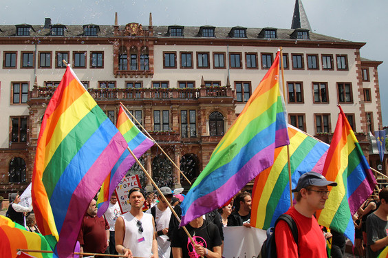 Regenbogenflaggen vorm Rathaus