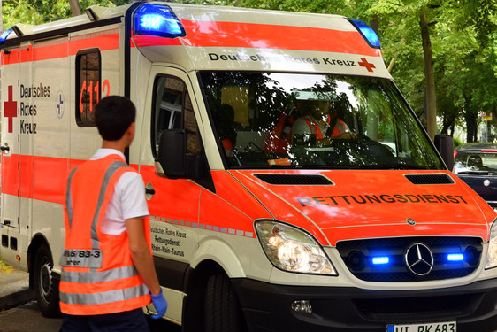 Fahrradfahrer bei Zusammenstoß mit Auto in Wiesbaden am Dienstag verletzt. Rettungssanitäter versorgten den Mann.